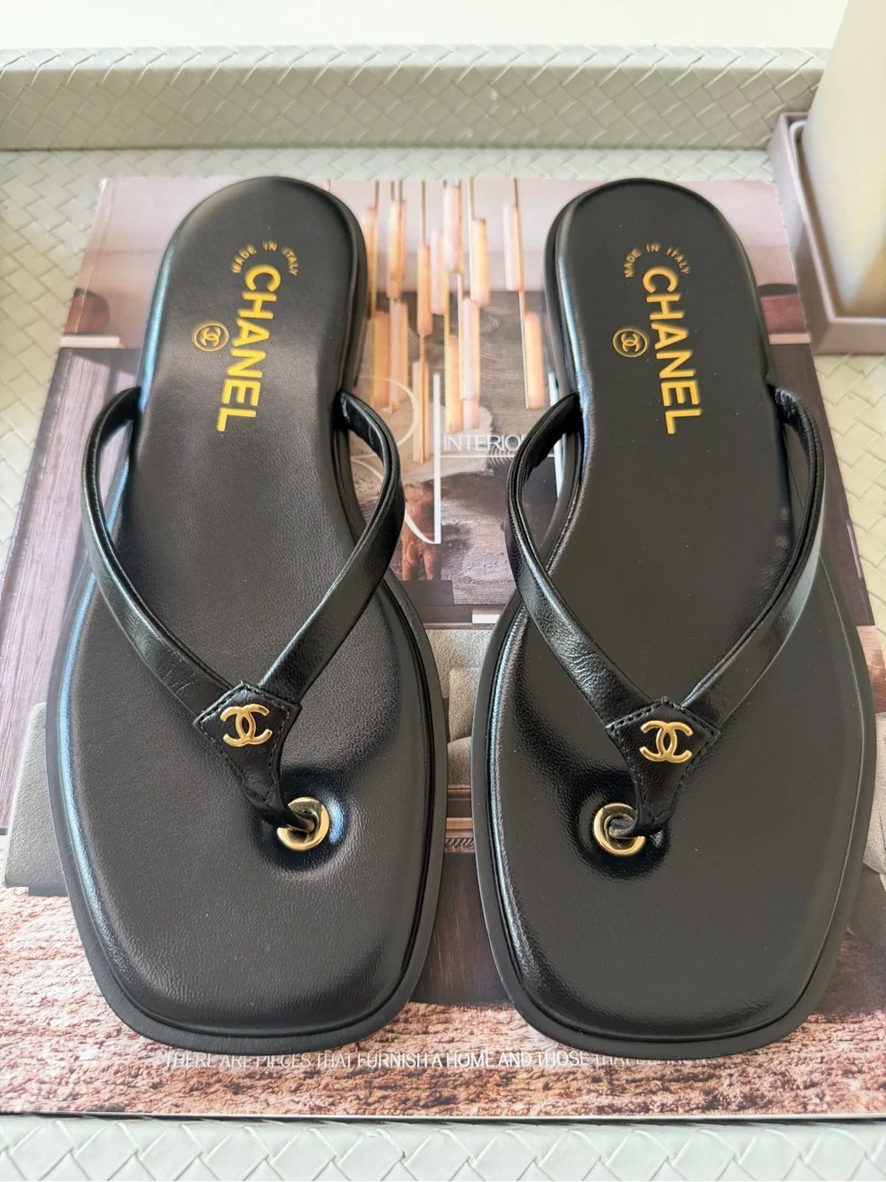 Chanel 2026 MÉTIERS D’ART Black Leather Gold CC Logo Flip Flop Slides Thong 40